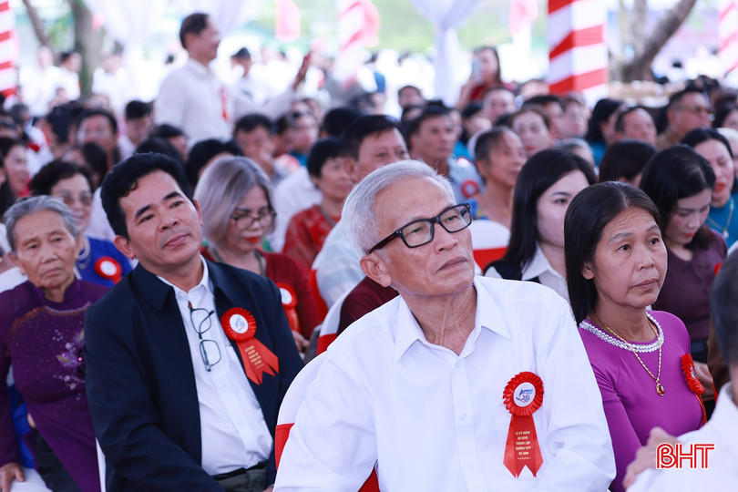 Đông đảo các thế hệ học sinh của nhà trường đã về tham dự buổi lễ.