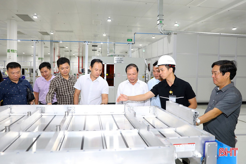Trước đó, đoàn đã khảo sát thực tế tại một số địa điểm, công trình đô thị của thị xã; khảo sát hiện trạng tại 2 xã Kỳ Nam, Kỳ Ninh. Trong ảnh: Đoàn tham quan Nhà máy pin VinES tại xã Kỳ Lợi. tx4-1954-9083.jpg