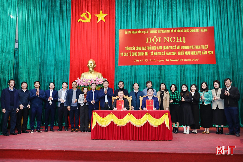 Ký kết khung chương trình phối hợp giữa Ủy ban nhân dân thị xã với Ủy ban Mặt trận Tổ quốc và các tổ chức chính trị - xã hội thị xã năm 2025. bqbht_br_ag7a8026.jpg