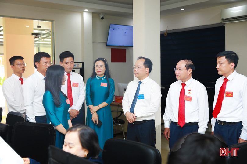 Bí thư Tỉnh uỷ Hà Tĩnh Nguyễn Duy Lâm kiểm tra hoạt động Trung tâm Phục vụ hành chính công phường Sông Trí. Ảnh tư liệu. bqbht_br_ag7a0114-2.jpg