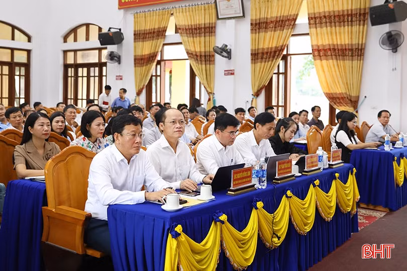 Đại biểu tham dự tiếp xúc cử tri.