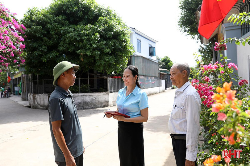 Bí thư Đậu Thị Quỳnh Nga trò chuyện cùng người dân trong tổ dân phố. hưng nhân 4.jpg