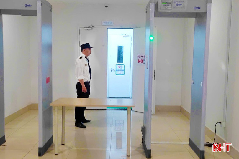 Bộ phận bảo vệ thực hiện trực nghiêm ngặt tại Nhà máy Pin VinES. bqbht_br_pin.jpg