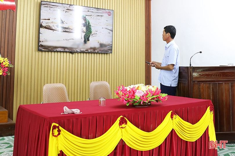 Bí thư Chi bộ thôn Nam Hà Nguyễn Xuân Tuyền giới thiệu các thiết bị thông minh tại nhà văn hoá thôn. thon-5-9757.jpg