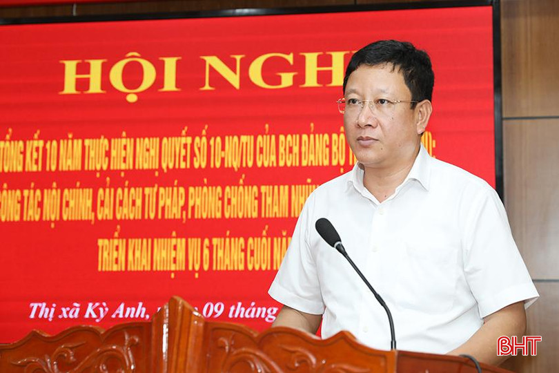 Phó Bí thư Thường trực Thị uỷ Kỳ Anh Nguyễn Huy Trọng báo cáo kết quả tổng kết 10 năm thực hiện Nghị quyết số 10-NQ/TU. AG7A8487.jpg