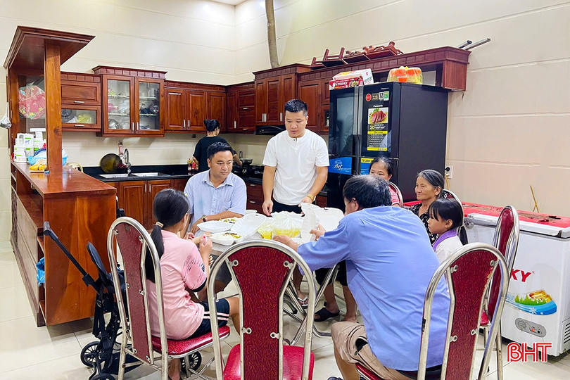 សណ្ឋាគារ Hai Thuy ឧបត្ថម្ភអាហារថ្ងៃត្រង់សម្រាប់ប្រជាជនដែលមកជ្រកក្រោមព្យុះ។ Khách sạn Hai Thủy hỗ trợ các suất cơm trưa nay cho bà con đến tránh trú bão.