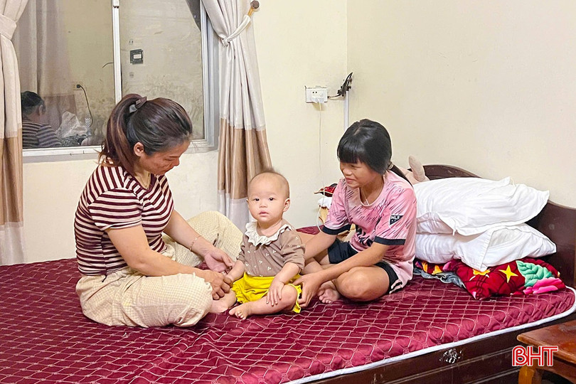 អ្នកស្រី ឡាន និងកូនរបស់គាត់មានសុវត្ថិភាពនៅសណ្ឋាគារ Hai Thuy។ Chị Lan cùng các con an toàn tại Khách sạn Hai Thuỷ.