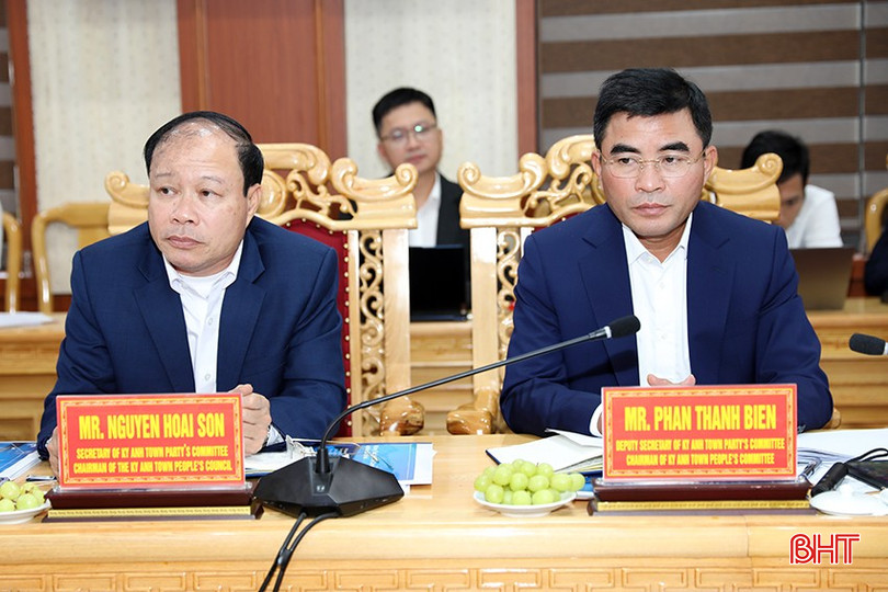 Bí thư Thị ủy Nguyễn Hoài Sơn và Chủ tịch UBND thị xã Phan Thành Biển cùng chủ trì buổi làm việc. bqbht_br_ag7a6727.jpg