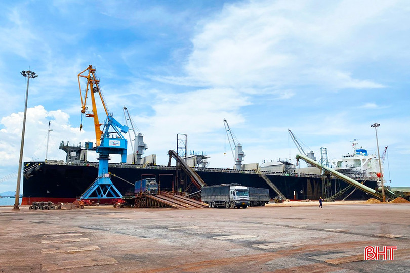 Công nhân Công ty CP Cảng quốc tế Lào - Việt tập trung bốc xếp hàng cho tàu gỗ dăm trong ngày lễ 2/9. Tàu Việt Lào.jpg