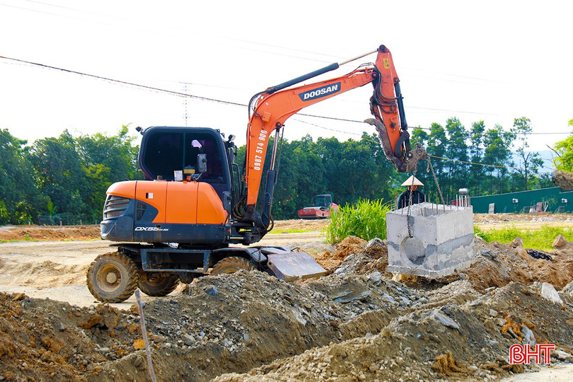 Tranh thủ thời tiết thuận lợi, các nhà thầu huy động nhân vật lực đẩy nhanh tiến độ dự án ở thị xã Kỳ Anh. bqbht_br_ag7a6593.jpg