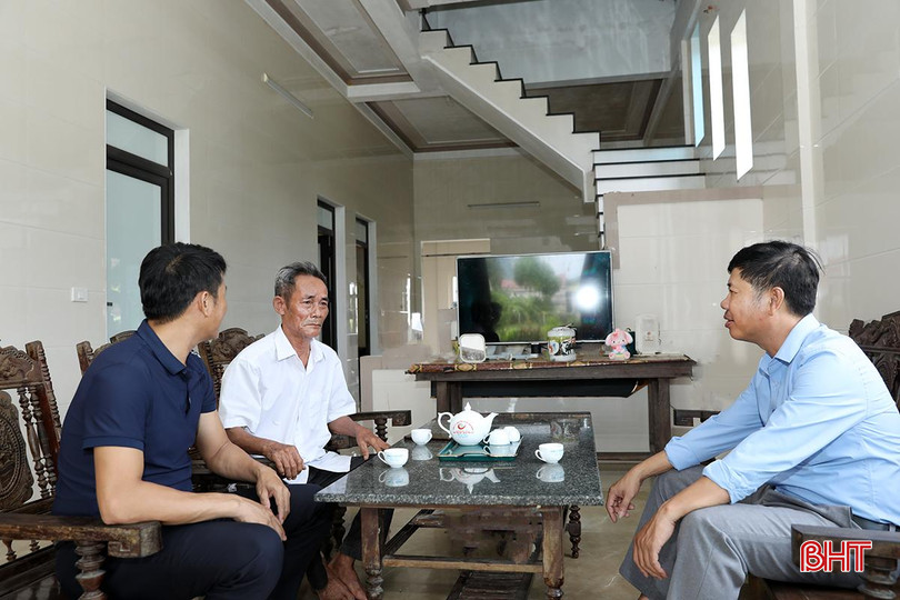 Ông Nguyễn Văn Hùng (áo trắng) chia sẻ cùng lãnh đạo xã quá trình hình thành và phát triển của xã Kỳ Hoa. kỳ hoa 14.jpg
