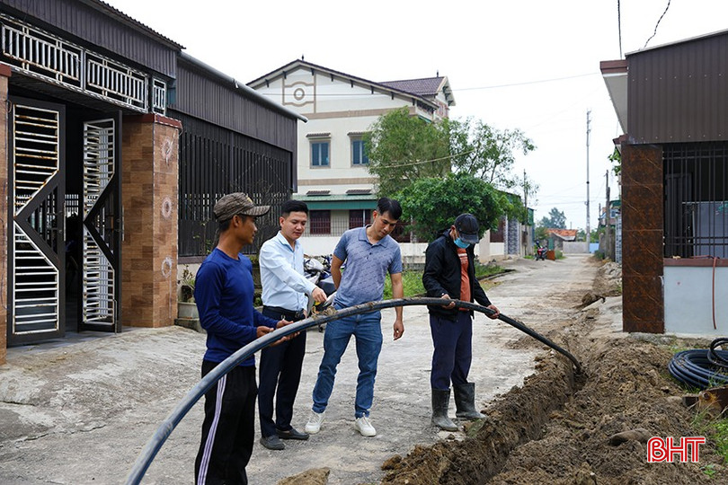 Đơn vị thi công lắp ống nước ở thôn Tam Hải 2, xã Kỳ Ninh. bqbht_br_nuoc1.jpg