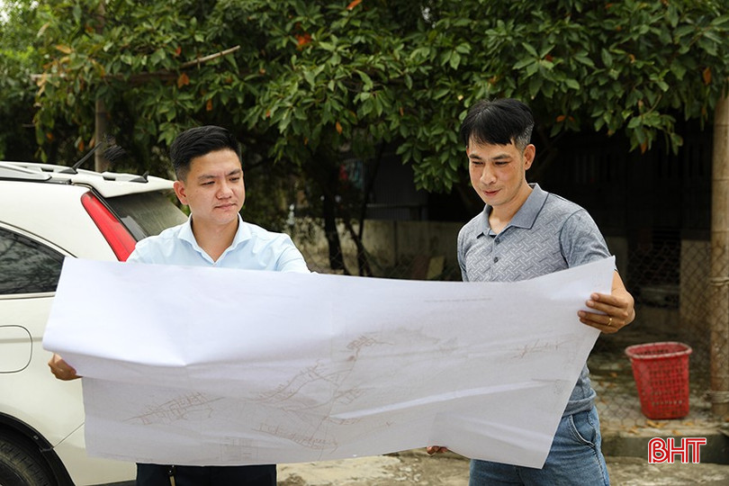 Cán bộ BQL Dự án xây dựng thị xã Kỳ Anh (trái) trao đổi với nhà thầu triển khai thi công tại xã Kỳ Ninh. bqbht_br_nuoc-7.jpg