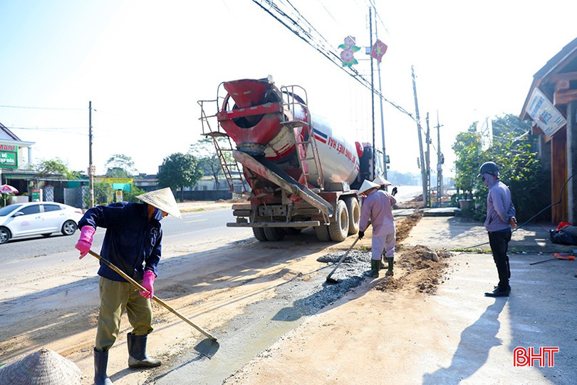Công nhân của Doanh nghiệp Khánh Hùng hoàn trả mặt bằng đường ống cấp nước tại TDP Long Sơn, phường Kỳ Long. bqbht_br_nuoc-4.jpg