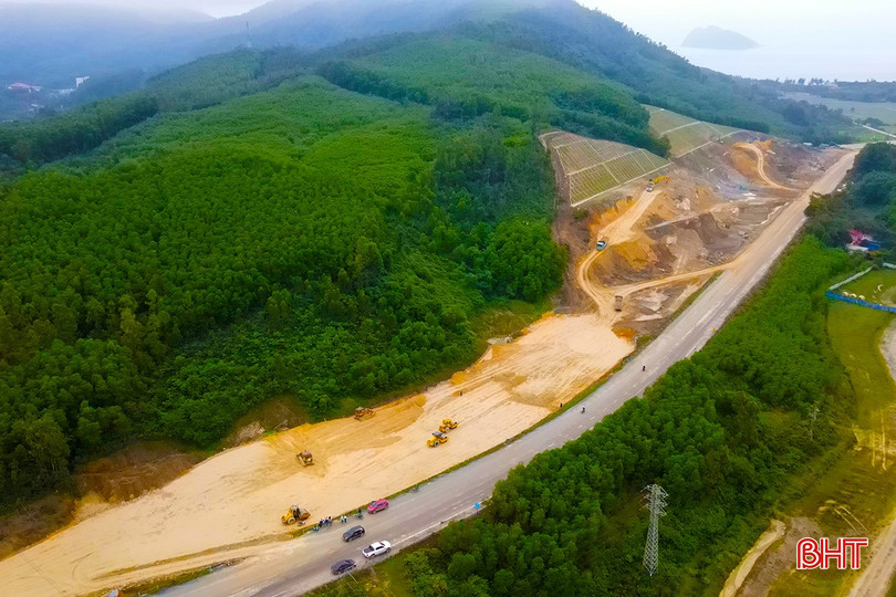 Dự án đường trục chính trung tâm nối QL1 đoạn tránh thị xã Kỳ Anh đến cụm cảng nước sâu Vũng Áng - Sơn Dương đang được các đơn vị nhà thầu đẩy nhanh thi công. bqbht_br_dji-0990.jpg