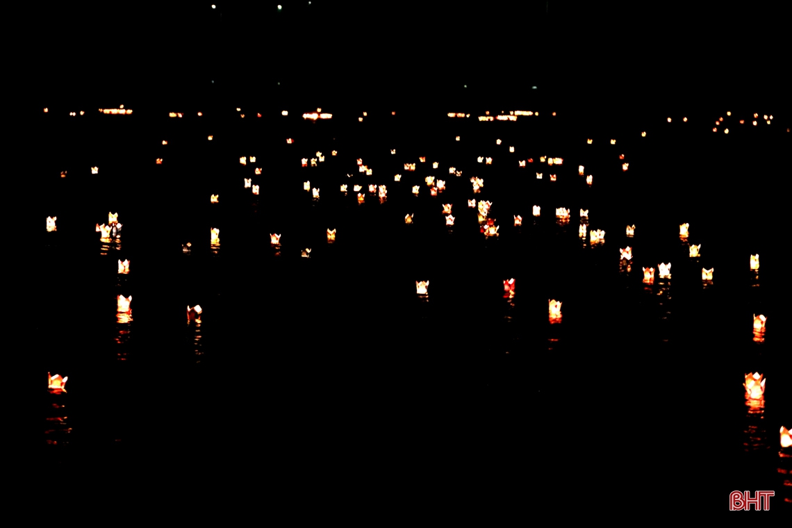 Thả hoa đăng trên sông Vịnh tưởng nhớ ngày mất của Thánh mẫu Bích Châu