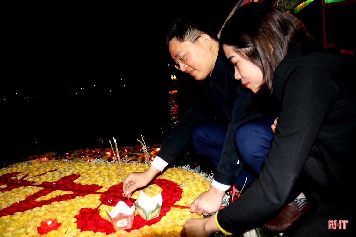 Thả hoa đăng trên sông Vịnh tưởng nhớ ngày mất của Thánh mẫu Bích Châu