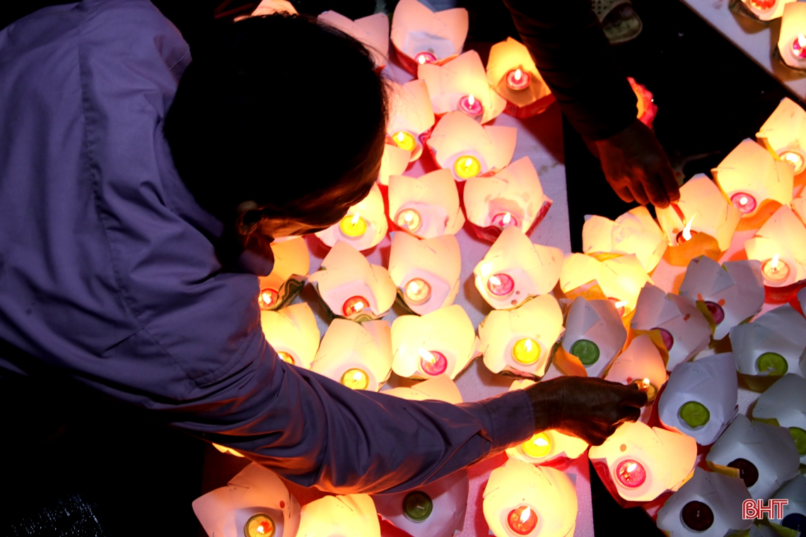 Thả hoa đăng trên sông Vịnh tưởng nhớ ngày mất của Thánh mẫu Bích Châu