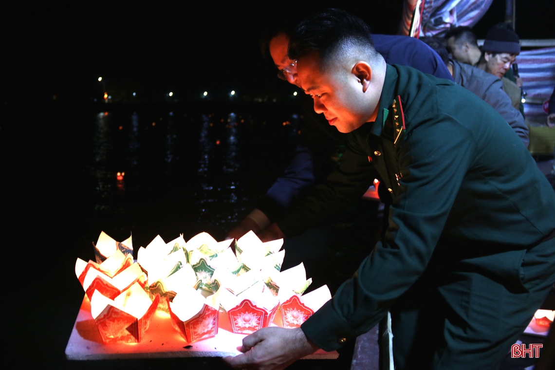 Thả hoa đăng trên sông Vịnh tưởng nhớ ngày mất của Thánh mẫu Bích Châu