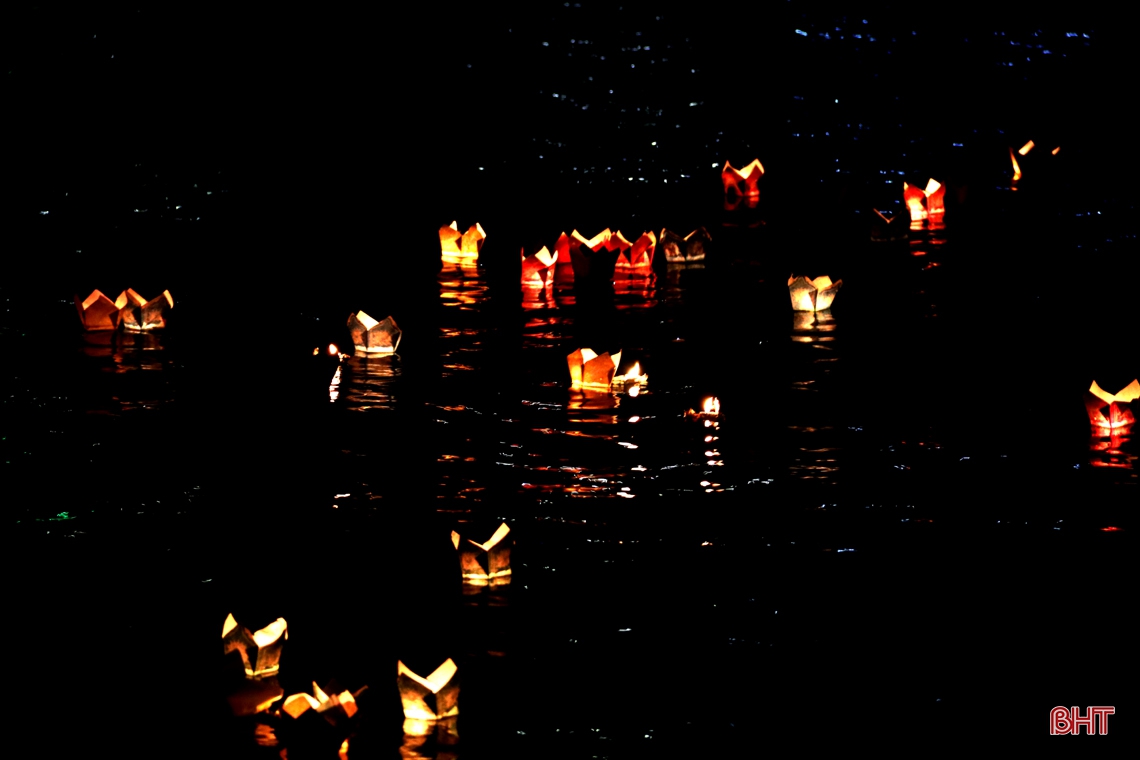 Thả hoa đăng trên sông Vịnh tưởng nhớ ngày mất của Thánh mẫu Bích Châu