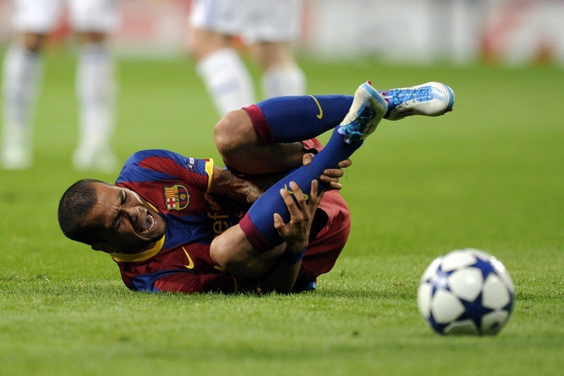 4. Real Madrid 0-2 Barca (2011): Sau Chelsea, Inter, Arsenal tới lượt Real Madrid là nạn nhân của những “tiếng còi méo mó” bênh vực Barca. Trung tâm của sự chú ý thuộc về Dani Alves. Hậu vệ người Brazil lăn lộn trên sân sau pha va chạm với Pepe khiến anh này phải nhận thẻ đỏ rời sân ở phút 61. Pha quay chậm cho thấy Pepe chưa đạp vào chân Alves. Trước đó, Busquets cũng có màn ăn vạ lộ liễu. Anh chủ động xông tới tranh chấp, thậm chí đè cả lên người Marcelo, nhưng rồi lại lăn ra sân ôm mặt như thể vừa bị đối thủ phạm lỗi nghiêm trọng. 6 be boi dien hinh khien barca bi gan mac uefalona