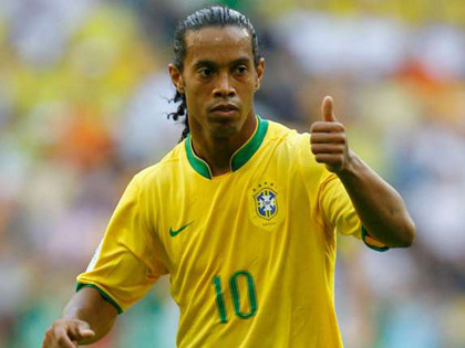 ronaldinho shevchenko sang viet nam trong thang 4