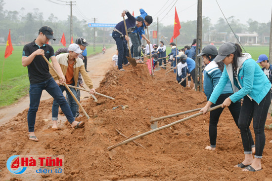 250 dvtn huyen ky anh ra quan lam duong giao thong nong thon