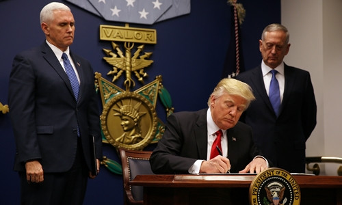 the gioi ngay qua ong trump ky sac lenh hanh phap moi ve di tru