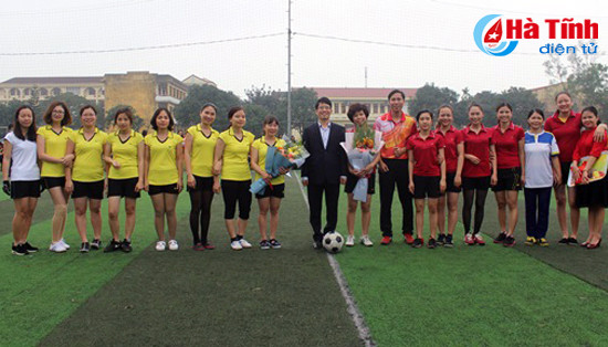 dai hoc ha tinh giao luu bong da nu chao mung ngay quoc te phu nu