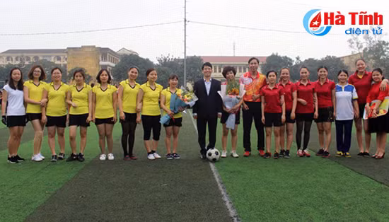 dai hoc ha tinh giao luu bong da nu chao mung ngay quoc te phu nu