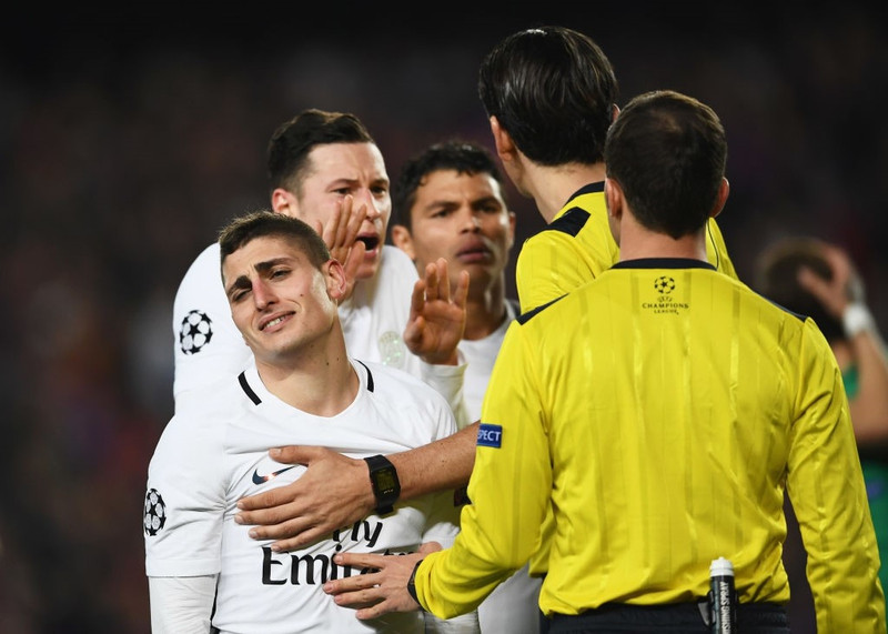 6. Barcelona 6-1 PSG (2017): Màn lội ngược dòng kinh điển của Barca ghi dấu ấn khá rõ nét của... trọng tài. Chính Mascherano thừa nhận 2 lần phạm lỗi, một lần cản ngã Di Maria, 1 lần chơi bóng bằng tay nhưng may thay trọng tài không thổi phạt. Phút 48, Meunier loạng choạng vấp ngã, vô tình cản bước Neymar và trọng tài không bỏ qua tình huống tranh cãi này để thổi phạt đền cho Barca. Đến phút 90, Suarez té ngã đầy khôn khéo trong vùng cấm khi Marquinhos mới chỉ chạm nhẹ. 6 be boi dien hinh khien barca bi gan mac uefalona