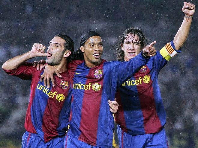 ronaldinho shevchenko sang viet nam trong thang 4