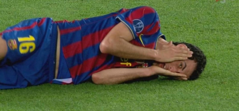 2. Barcelona 1-0 Inter Milan (2010): Sau cú ngã ngựa với tỷ số 1-3 ở Giuseppe Meazza trong trận lượt đi, Guardiola và học trò cần chiến thắng với cách biệt 2 bàn ở lượt về để tiến tới chung kết. Và họ đã có được sự trợ giúp đắc lực của trọng tài Bleeckere khi ông rút thẻ đỏ “ma” tặng Thiago Motta với lý do đánh nguội. Nhưng khi xem lại pha quay chậm, tình huống hé mắt nhìn trọng tài của “nạn nhân” Busquets đã tố cáo tất cả. Rất may cho Inter khi sau đó họ chỉ để lọt lưới 1 bàn và bảo toàn vé vào chung kết. Trận đấu này làm nên tên tuổi của "kịch sĩ" Sergio Busquets. 6 be boi dien hinh khien barca bi gan mac uefalona