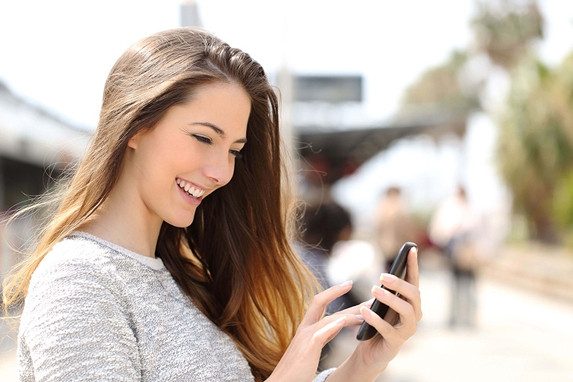 4 van de ban se gap phai neu cu cam mat vao dien thoai ca ngay