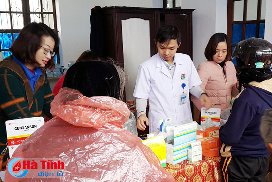 kham cap thuoc mien phi cho 350 nguoi dan lang huu nghi viet lao