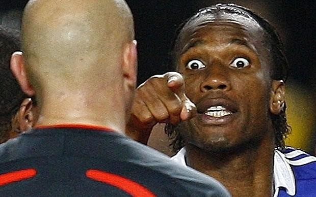 1. Chelsea 1-1 Barca (2009): Vết nhơ khó gột rửa bậc nhất lịch sử Champions League. Ở lượt đi, Chelsea thi đấu xuất sắc và cầm hòa Barca tại Camp Nou. Lượt về, The Blues trình diễn lối chơi phản công siêu việt, cầm bóng ít nhưng mỗi đợt tấn công đủ khiến Barca run rẩy. Chelsea sớm có bàn thắng tuyệt đẹp của Essien. Họ còn xứng đáng được hưởng 4 quả penalty nhưng vua áo đen Tom Henning Ovrebo gạt phăng tất cả. Biến cố lớn xảy ra ở phút 90+3, Iniesta ghi bàn khiến Chelsea bị loại đầy đau đớn. Kết thúc trận, Drogba chỉ tay chửi thẳng mặt Ovrebo. 6 be boi dien hinh khien barca bi gan mac uefalona