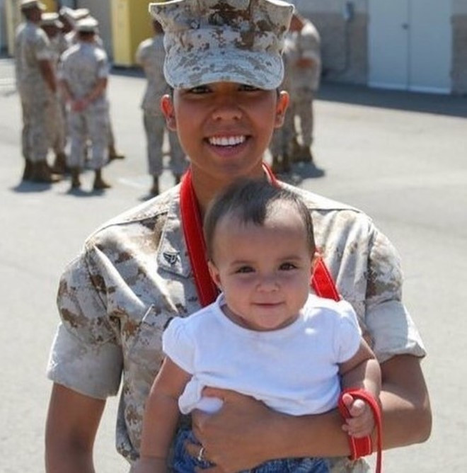 Elle Audra và con gái năm 2008. Ảnh: Marine Corps Times. be boi anh nong chan dong quan doi my khong chi la hinh khoa than