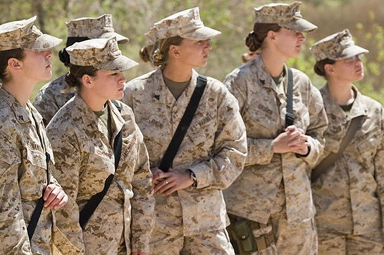 Các nữ binh sĩ trong quân đội Mỹ. Ảnh minh họa: wionews.com. be boi anh nong chan dong quan doi my khong chi la hinh khoa than