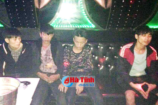 bat 5 nam thanh nu tu dang phe thuoc trong quan karaoke