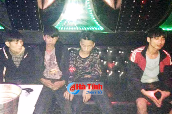 bat 5 nam thanh nu tu dang phe thuoc trong quan karaoke