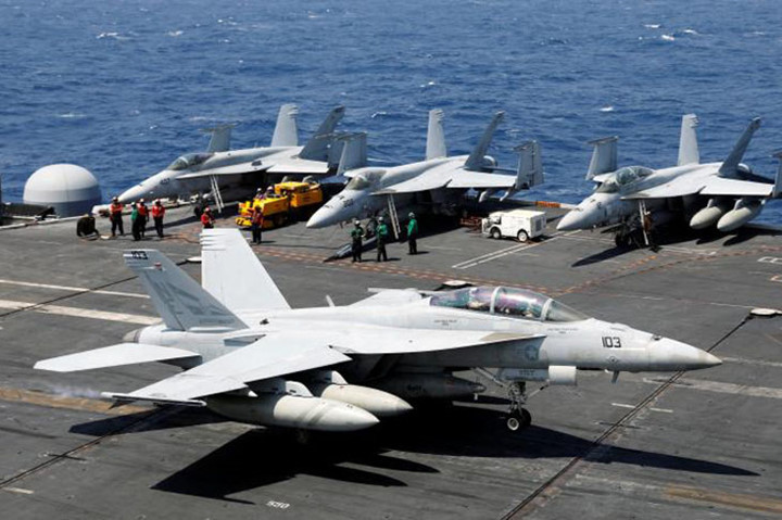 can canh boong tau san bay my carl vinson tuan tra o bien dong