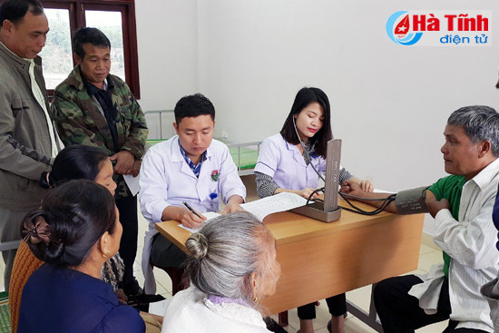 kham cap thuoc mien phi cho 350 nguoi dan lang huu nghi viet lao