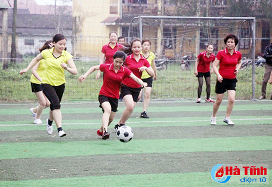 dai hoc ha tinh giao luu bong da nu chao mung ngay quoc te phu nu