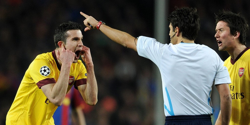 3. Barca 3-1 Arsenal (2011): Lượt đi Arsenal xuất sắc đánh bại Barca 2-1 trên đất Anh. Và tới đầu hiệp 2 lượt về, Arsenal vẫn nắm lợi thế khi tạo tỷ số 1-1. Bước ngoặt diễn ra ở phút 56 khi trọng tài Busacca đã rút thẻ vàng thứ 2 truất quyền thi đấu của Van Persie với hành vi sút bóng sau khi ông đã cắt còi báo việt vị. Bất chấp tiền đạo này đã thanh minh rằng anh không nghe thấy tiếng còi, vị vua áo đen không đổi ý. Arsenal sụp đổ vì mất người và thua thêm 2 bàn. 6 be boi dien hinh khien barca bi gan mac uefalona