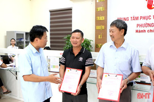 Đơn vị cấp xã đầu tiên ở Hà Tĩnh cấp, trao sổ đỏ cho người dân