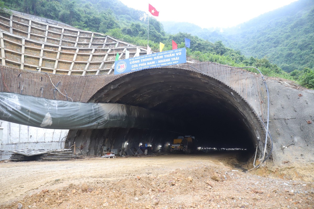 Cận cảnh hầm xuyên núi nghìn tỷ đoạn cao tốc Diễn Châu - Bãi Vọt ảnh 8 Cận cảnh hầm xuyên núi nghìn tỷ đoạn cao tốc Diễn Châu - Bãi Vọt