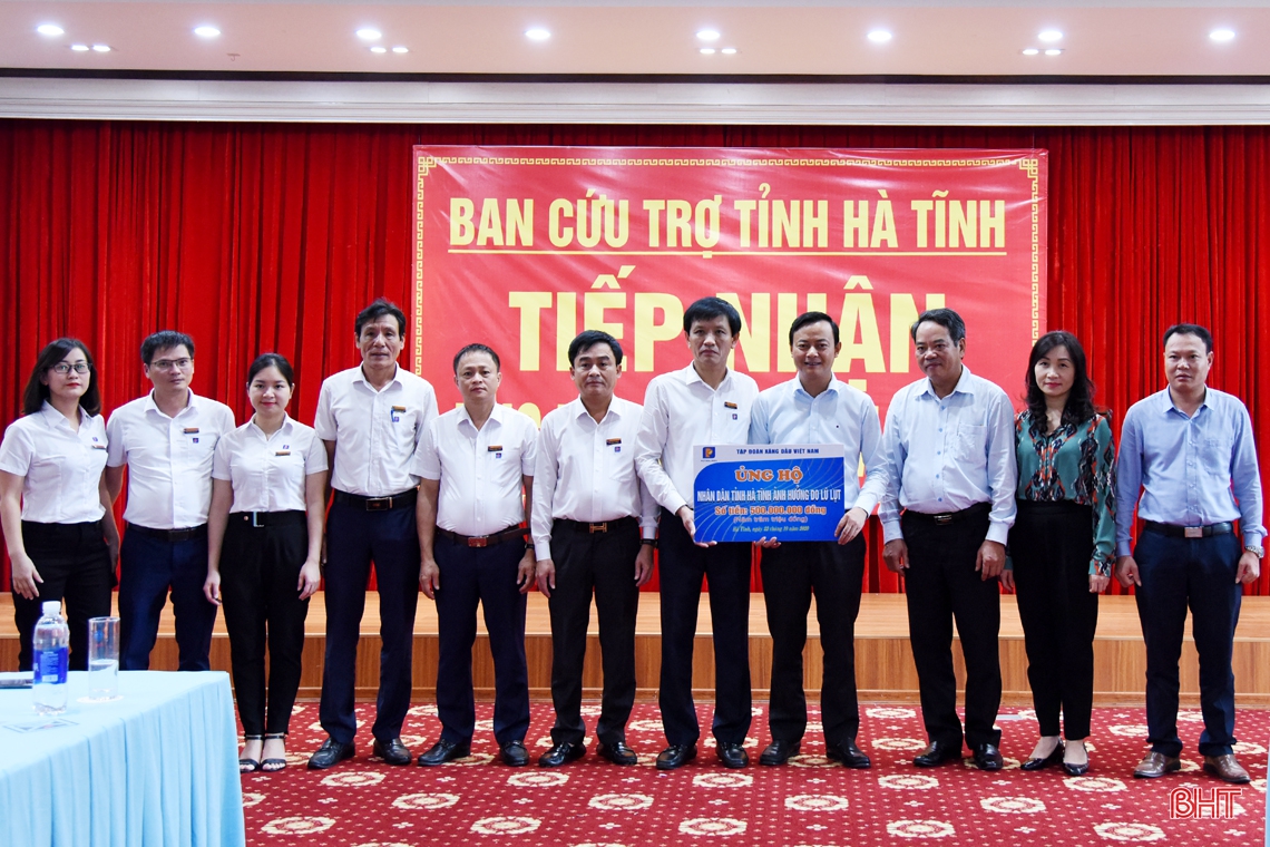 Hơn 17 tỷ đồng ủng hộ đồng bào Hà Tĩnh bị ảnh hưởng bởi lũ lụt