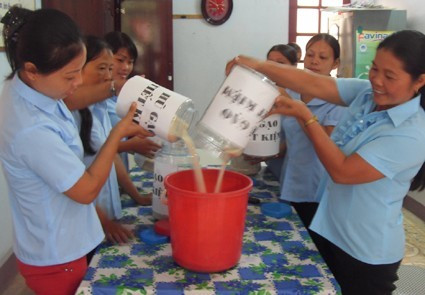 Hội viên Phụ nữ thôn 8 mở hũ gạo tiết kiệm giúp các gia đình khó khăn
