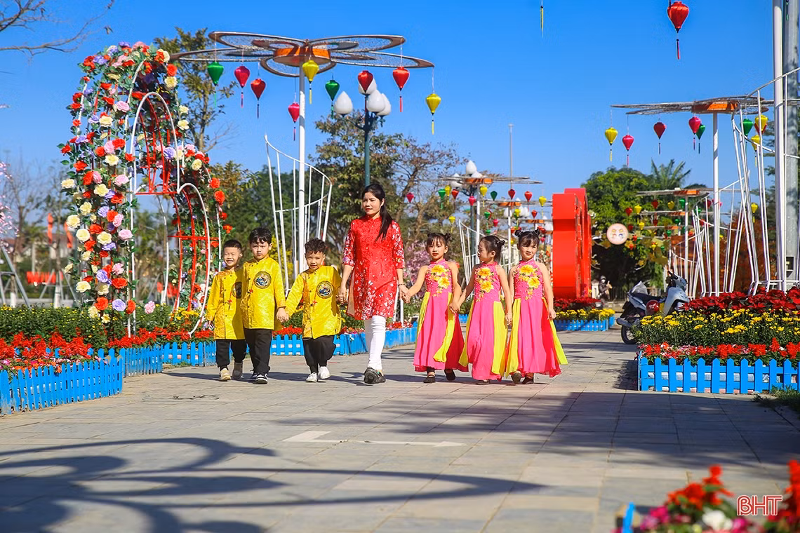 Thành Sen rực rỡ đón chào xuân Quý Mão 2023