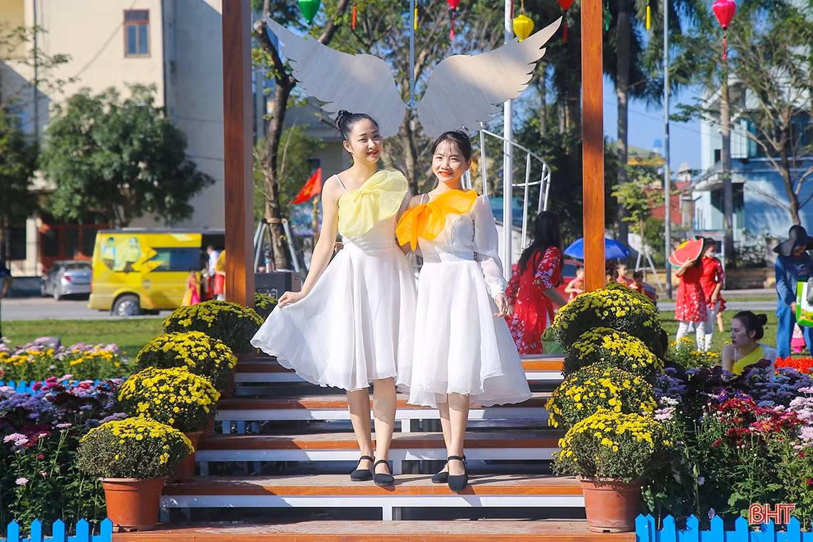 Thành Sen rực rỡ đón chào xuân Quý Mão 2023